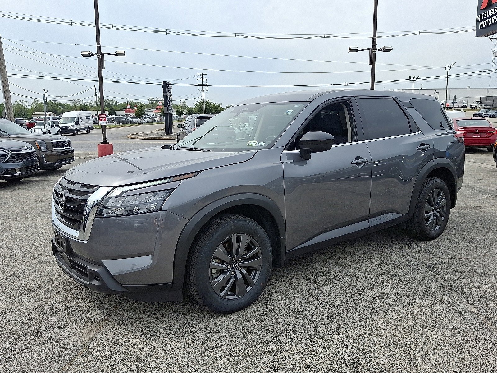 Used 2024 Nissan Pathfinder S image 3