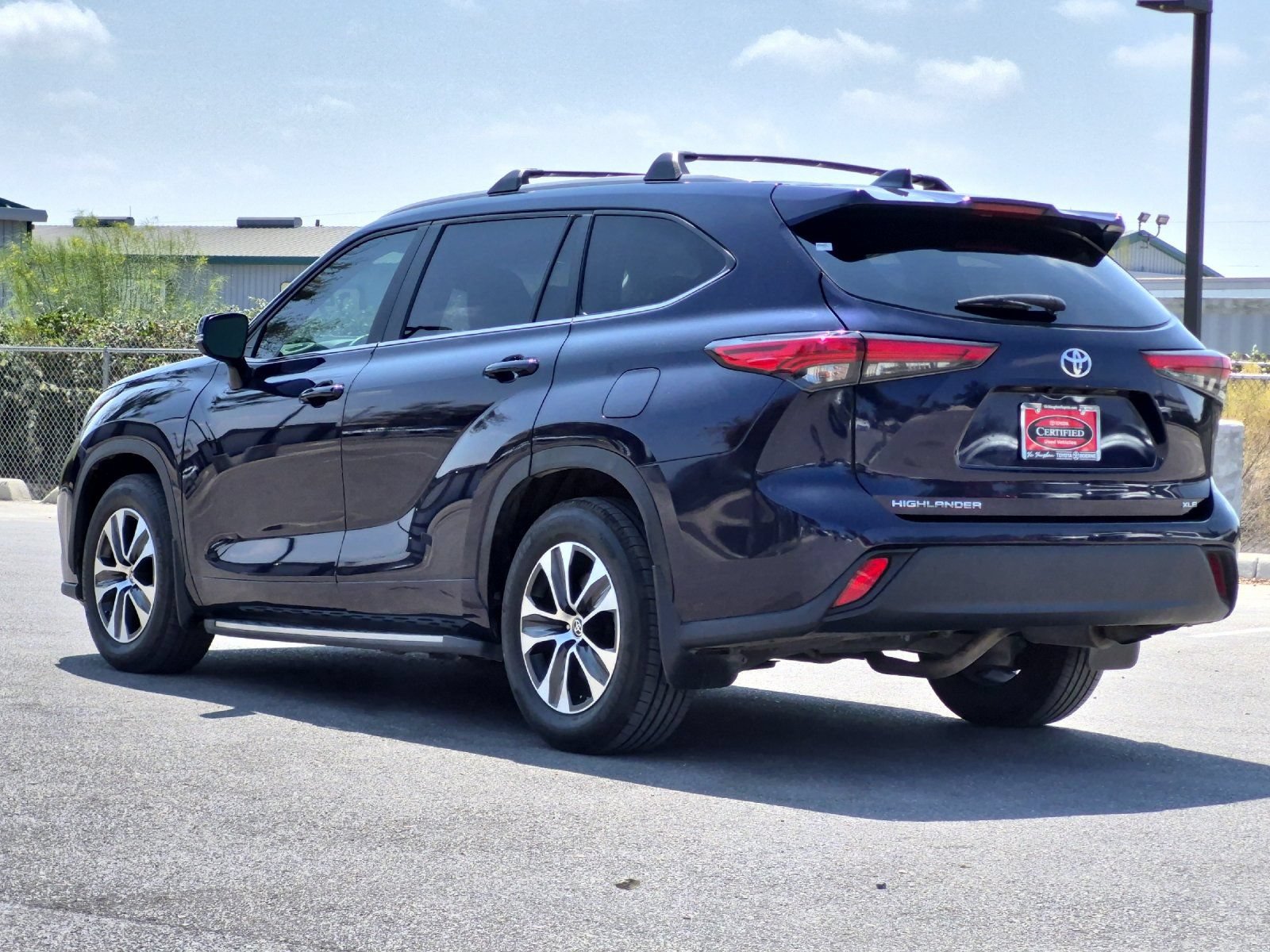 Used 2023 Toyota Highlander XLE FWD image 3