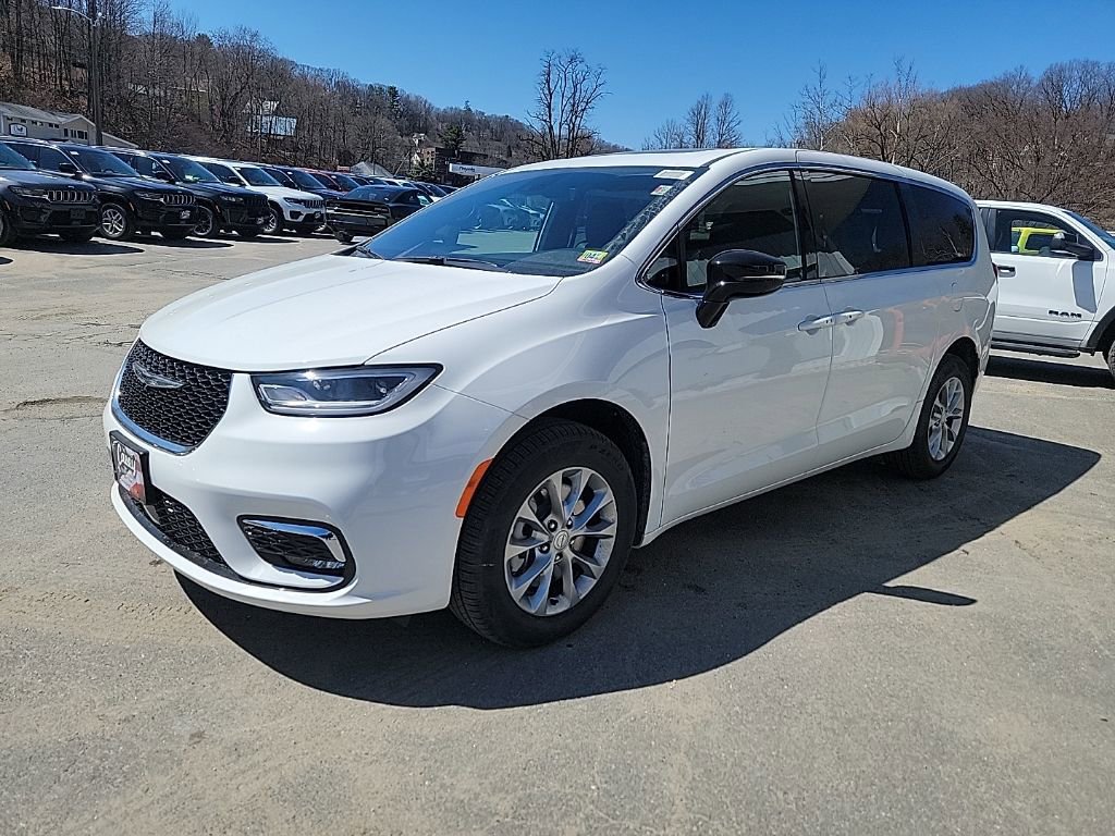 New 2026 Chrysler Pacifica Select image 3