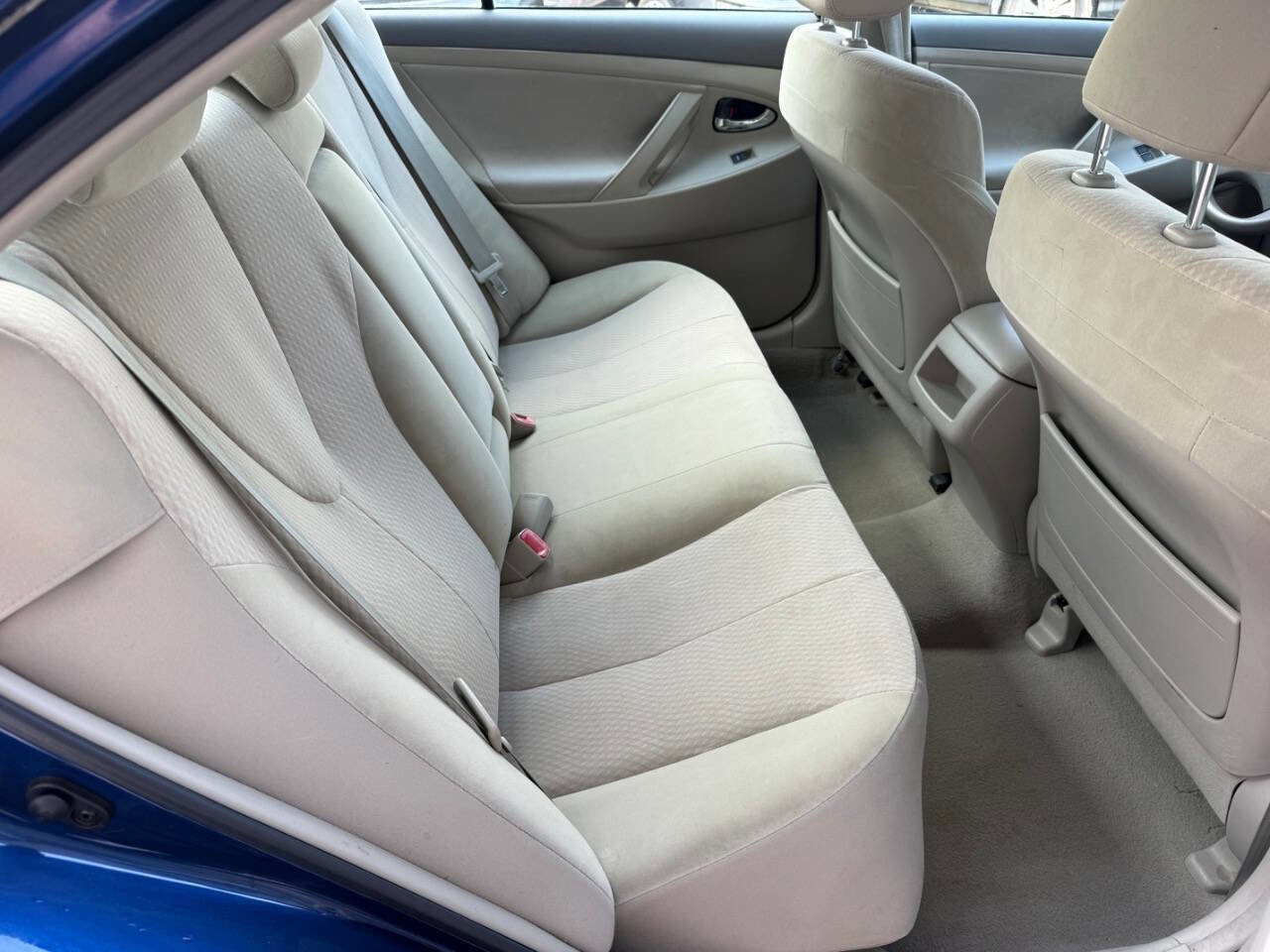 Used 2011 Toyota Camry LE FWD image 11