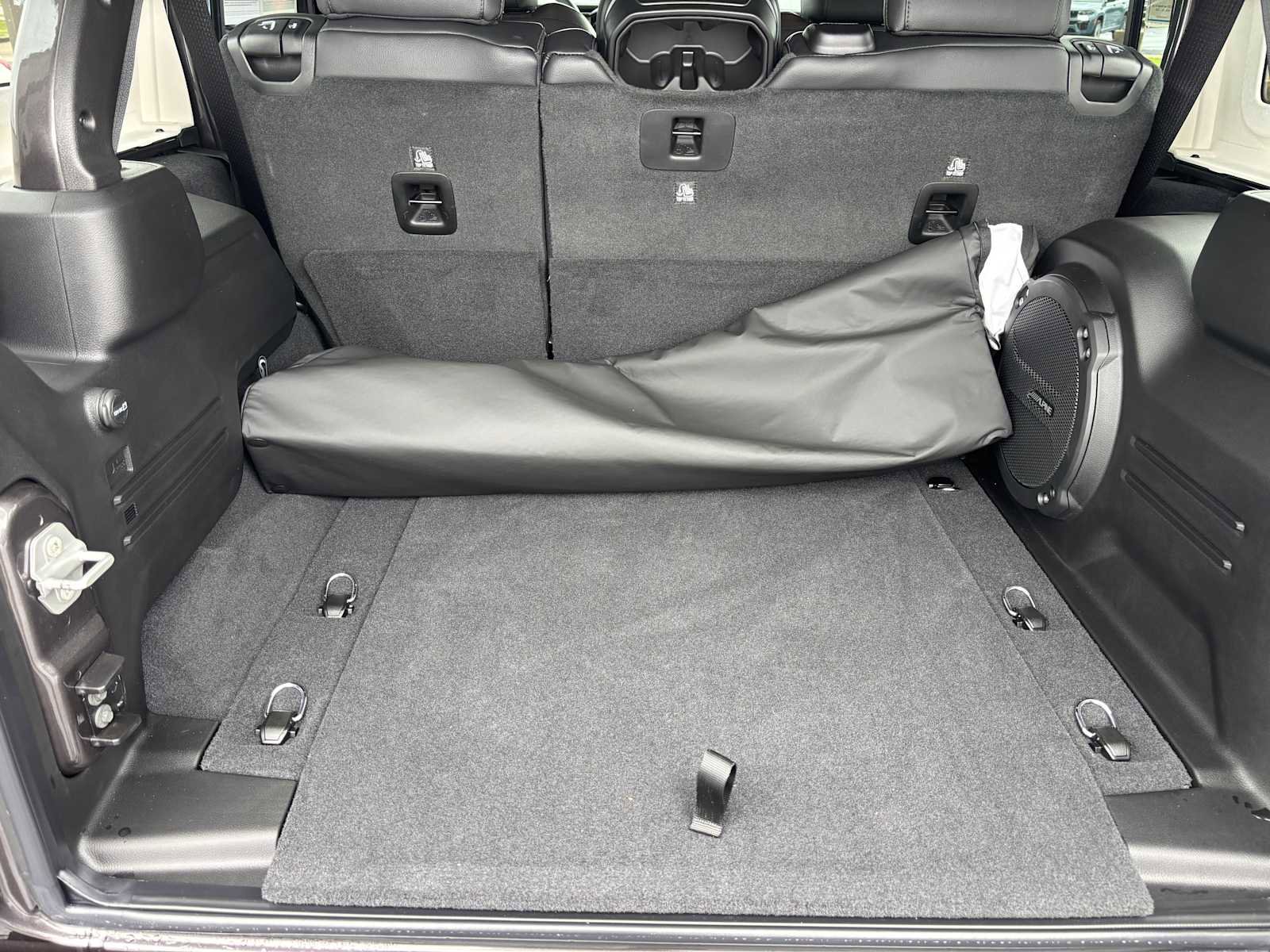 Used 2025 Jeep Wrangler Sahara image 13