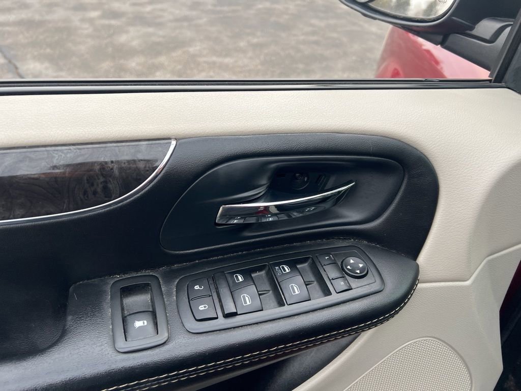 Used 2014 Chrysler Town & Country Touring w/ Trailer Tow Group image 8