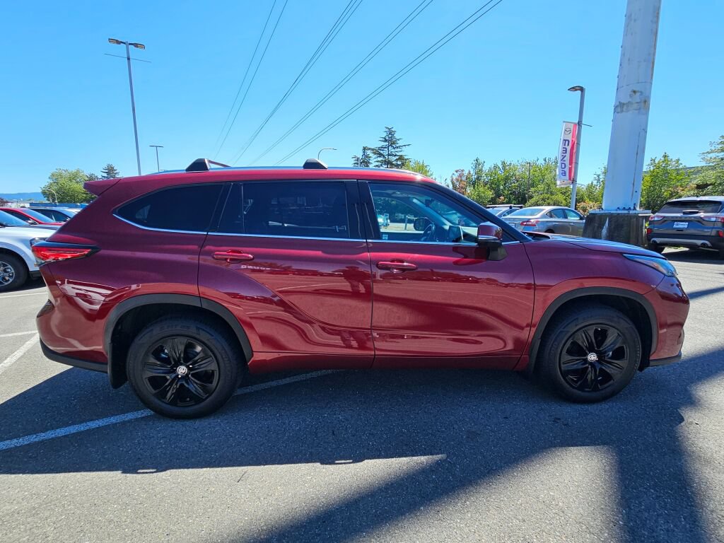 Used 2021 Toyota Highlander XLE AWD/4WD image 6