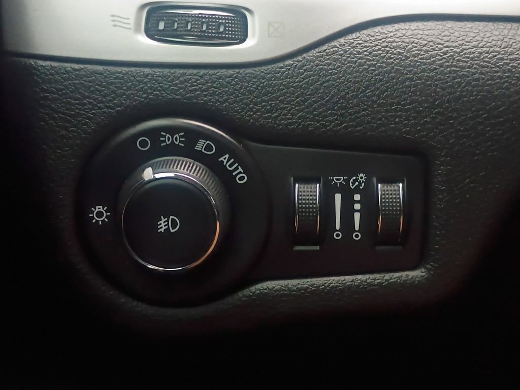 Used 2018 Jeep Cherokee Latitude Plus image 12