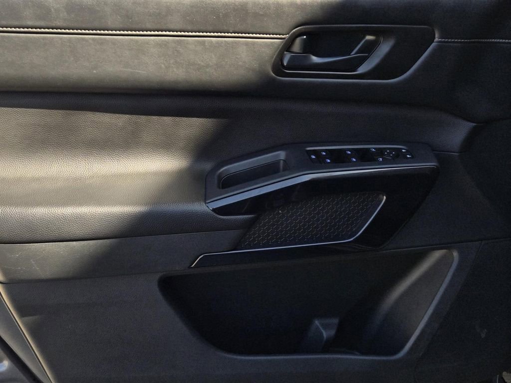 Certified 2025 Nissan Pathfinder SV image 17