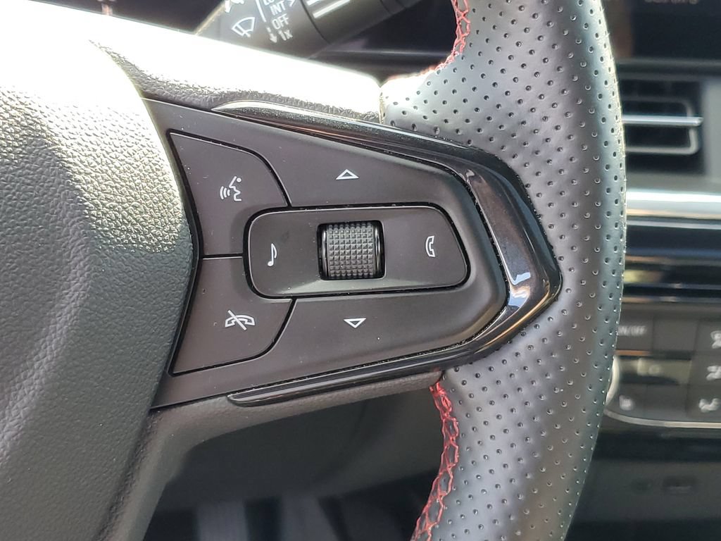 Used 2024 Chevrolet Trax RS w/ Sunroof Package FWD image 17