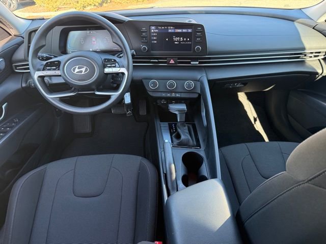 Certified 2025 Hyundai Elantra SE image 4