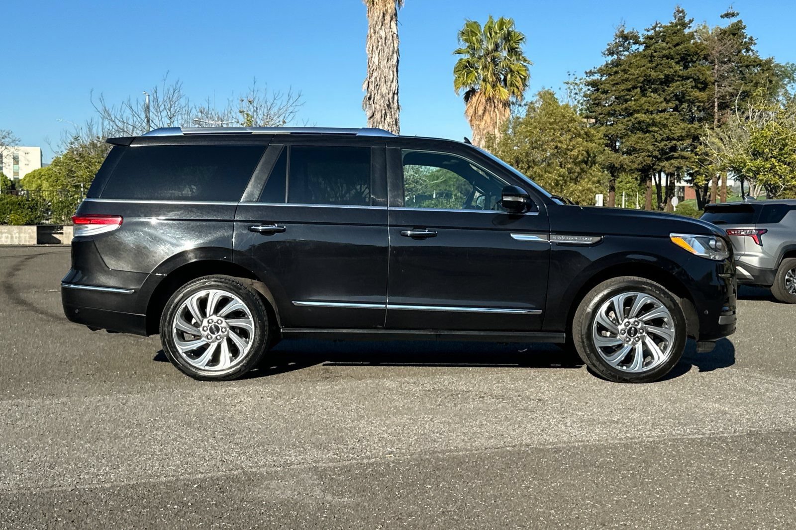 Used 2024 Lincoln Navigator Premiere AWD/4WD image 3