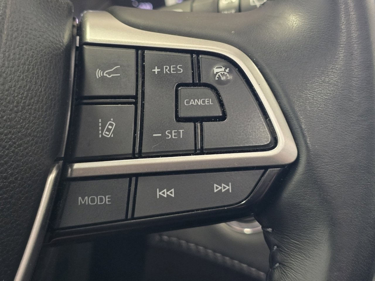 Used 2023 Toyota Highlander XLE AWD/4WD image 33