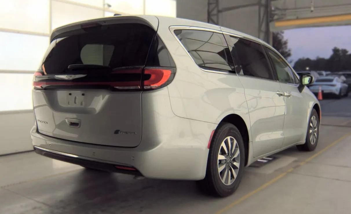 Used 2023 Chrysler Pacifica Touring-L FWD image 3