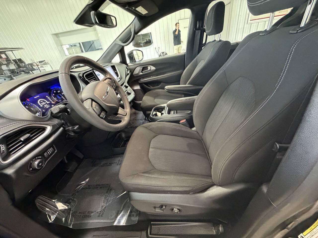 Used 2022 Chrysler Pacifica Touring FWD image 10