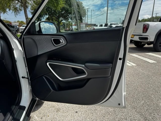 Used 2025 Kia Soul LX w/ LX Technology Package FWD image 11