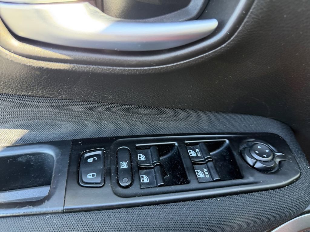 Certified 2021 Jeep Renegade Latitude w/ Sun & Sound Group AWD/4WD image 30