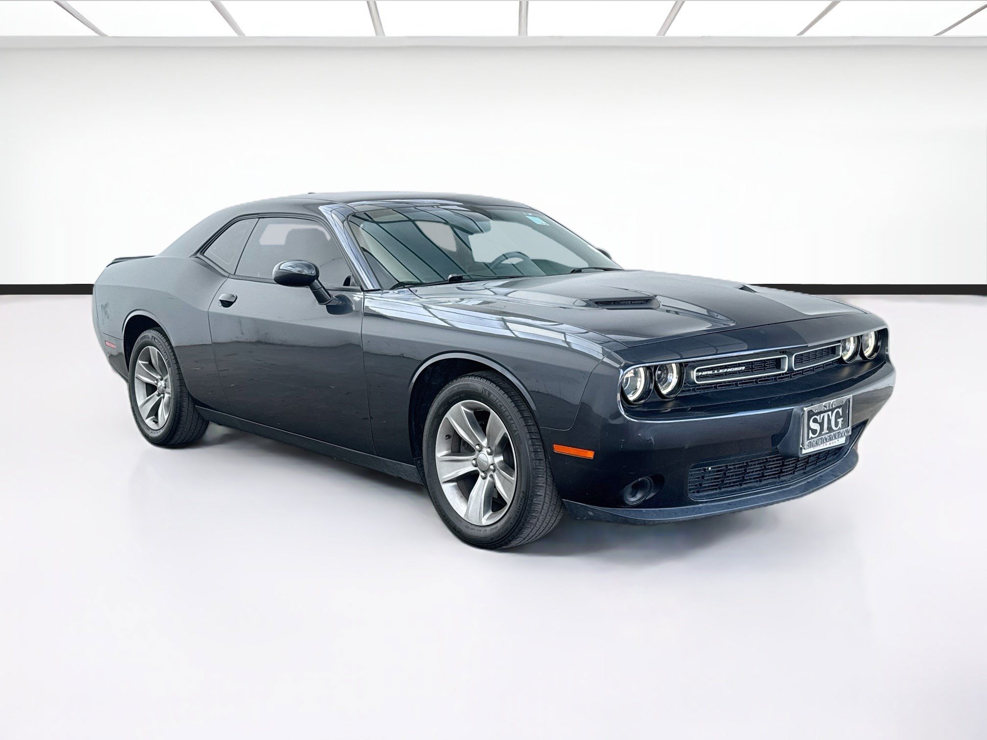 Used 2016 Dodge Challenger SXT RWD image 3