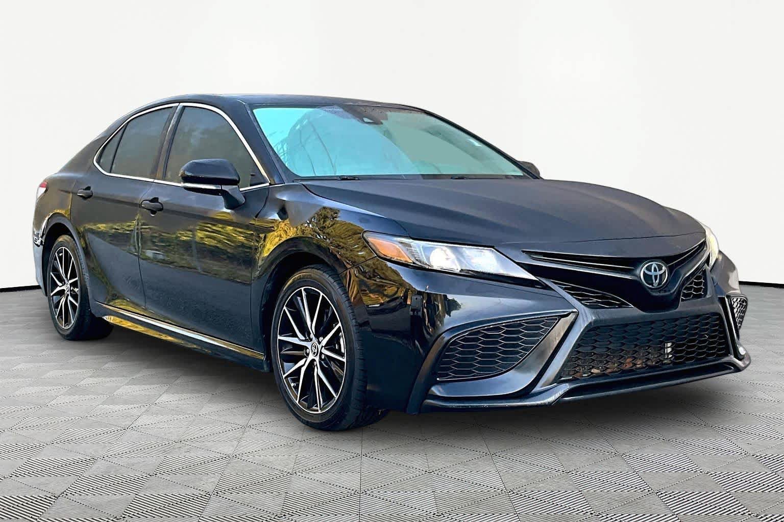 Used 2023 Toyota Camry SE w/ Convenience Package FWD image 3