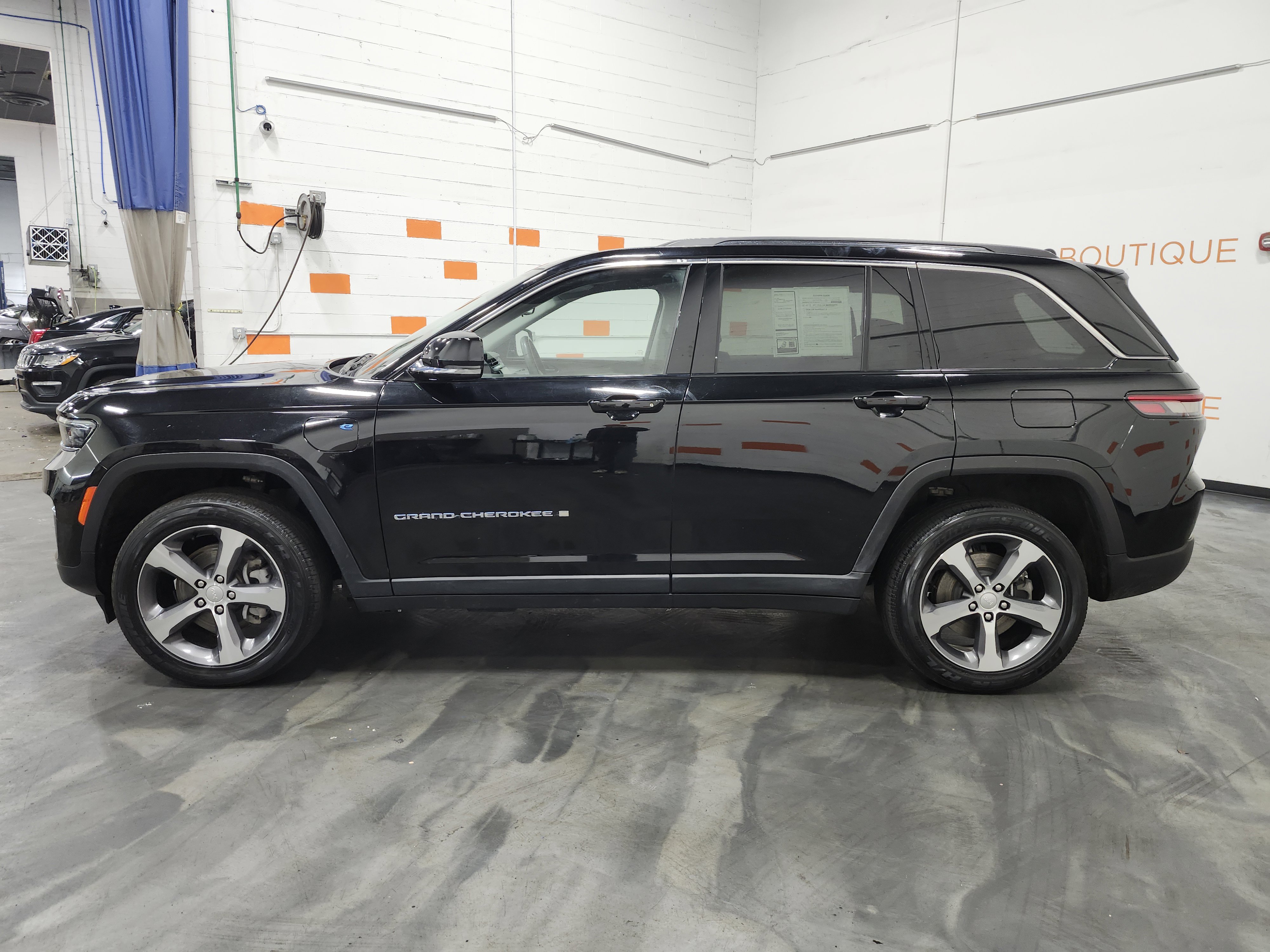 Used 2023 Jeep Grand Cherokee 4WD 4xe image 16