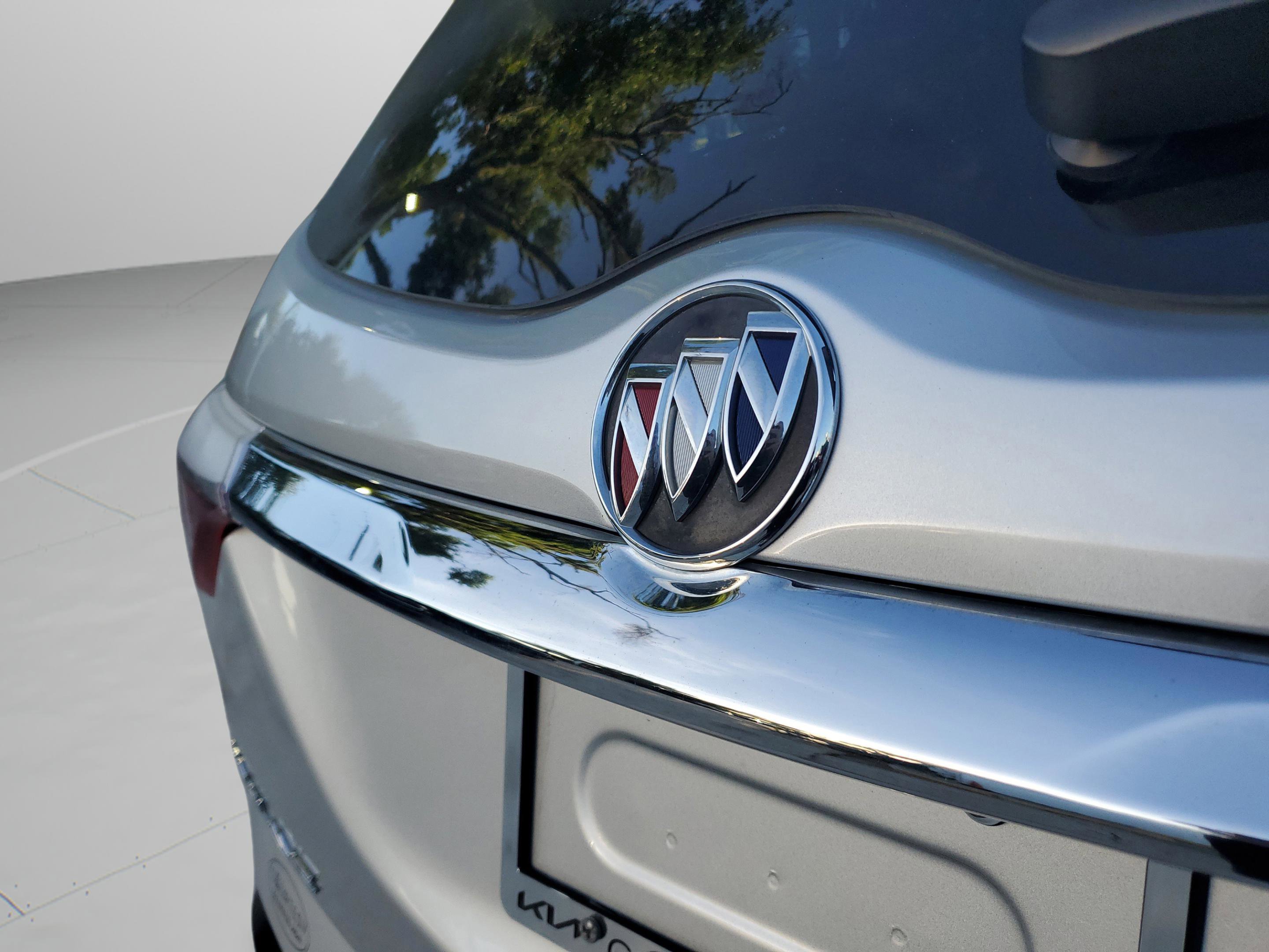 Used 2022 Buick Enclave Essence w/ Sport Touring Edition image 8