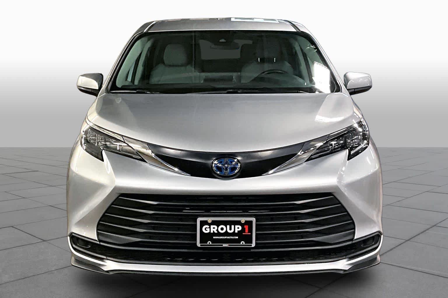 Used 2024 Toyota Sienna LE FWD image 4