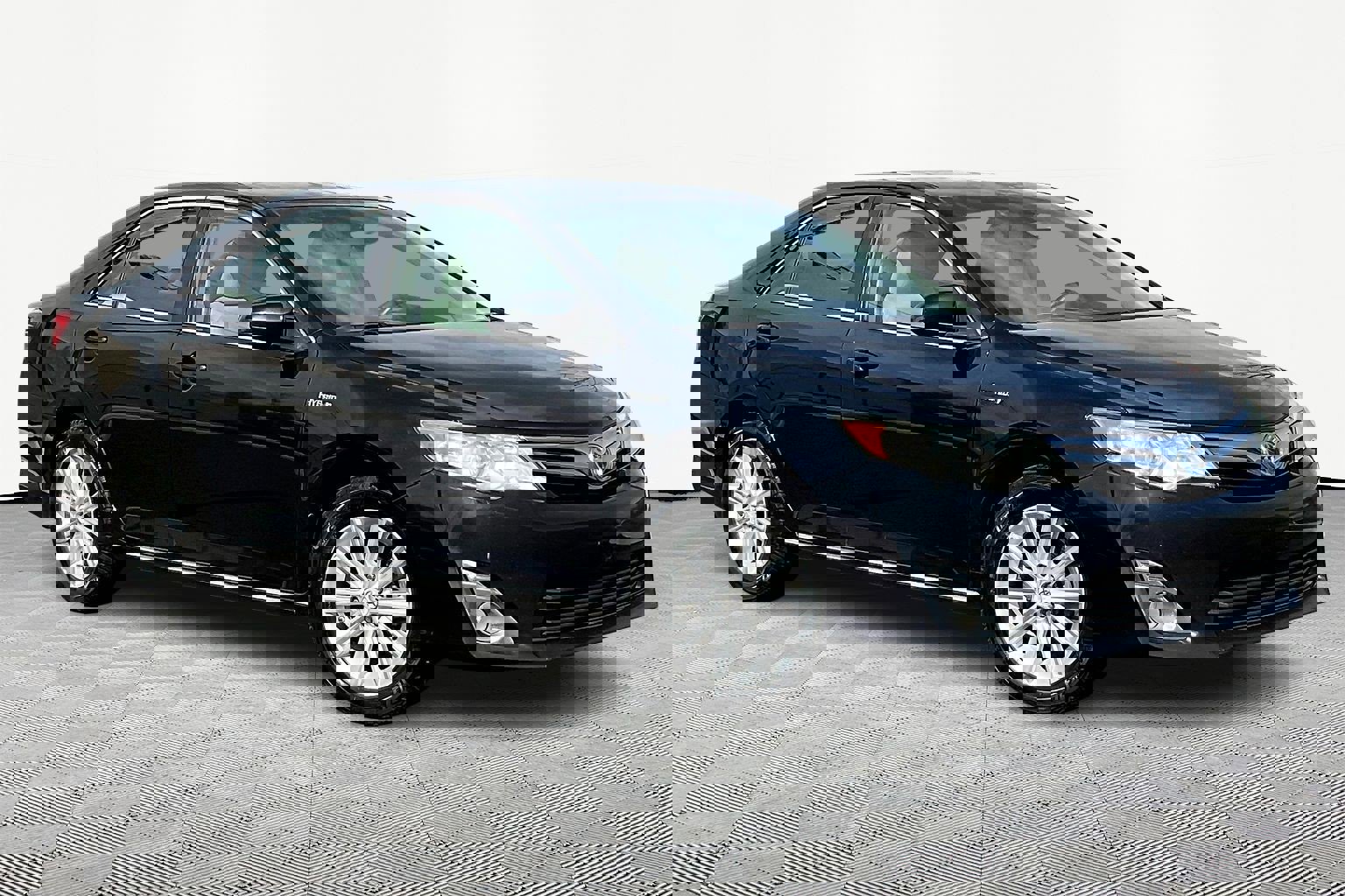 Used 2013 Toyota Camry XLE w/ Convenience Pkg image 3