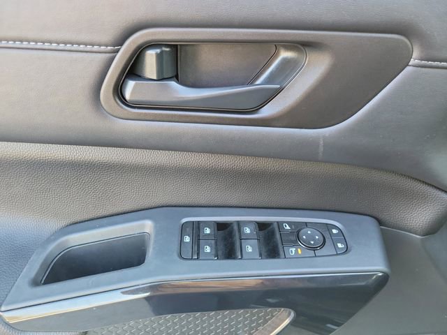 Used 2025 Nissan Pathfinder SV image 12