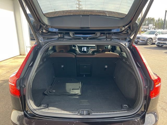 Used 2025 Volvo V60 B5 Cross Country Plus image 22