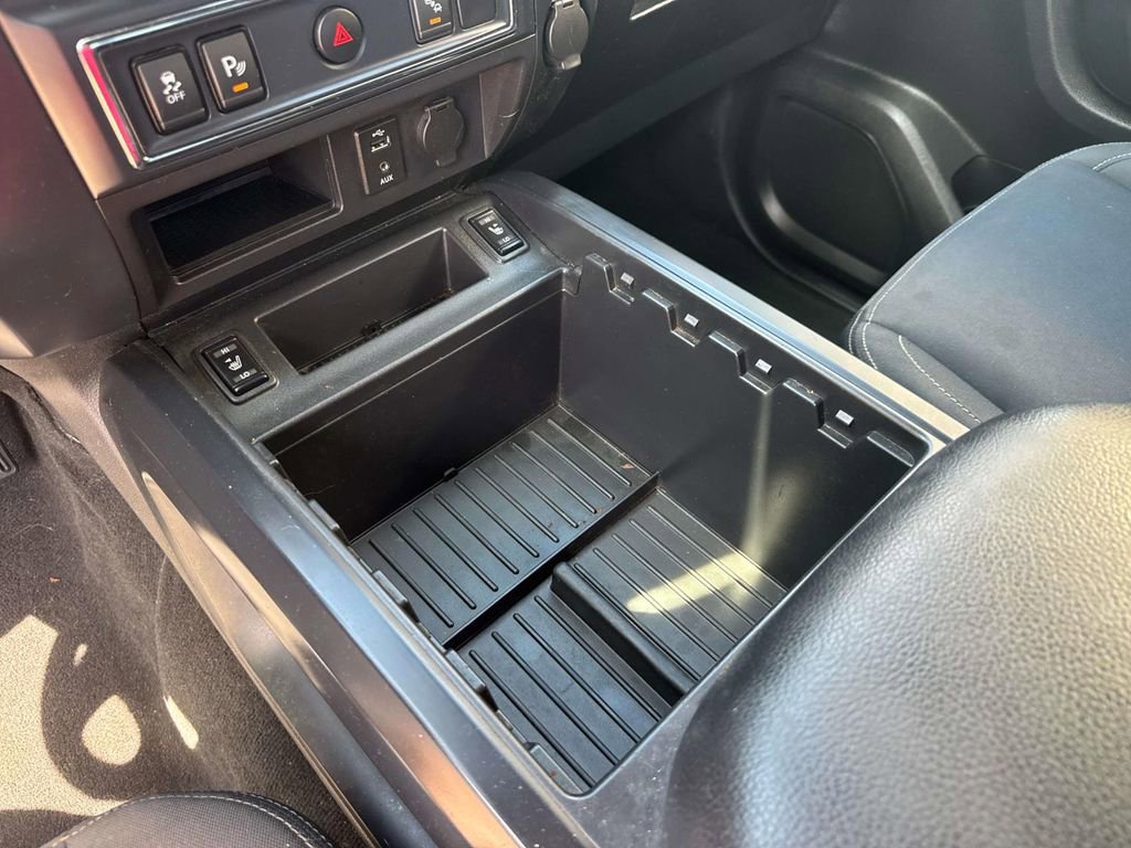Used 2018 Nissan Titan SV w/ SV Convenience Package image 25