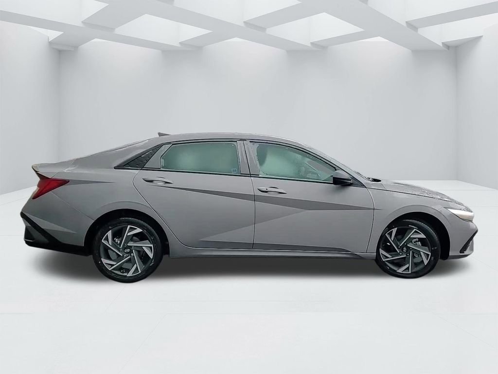 Used 2025 Hyundai Elantra SEL w/ Cargo Package image 4