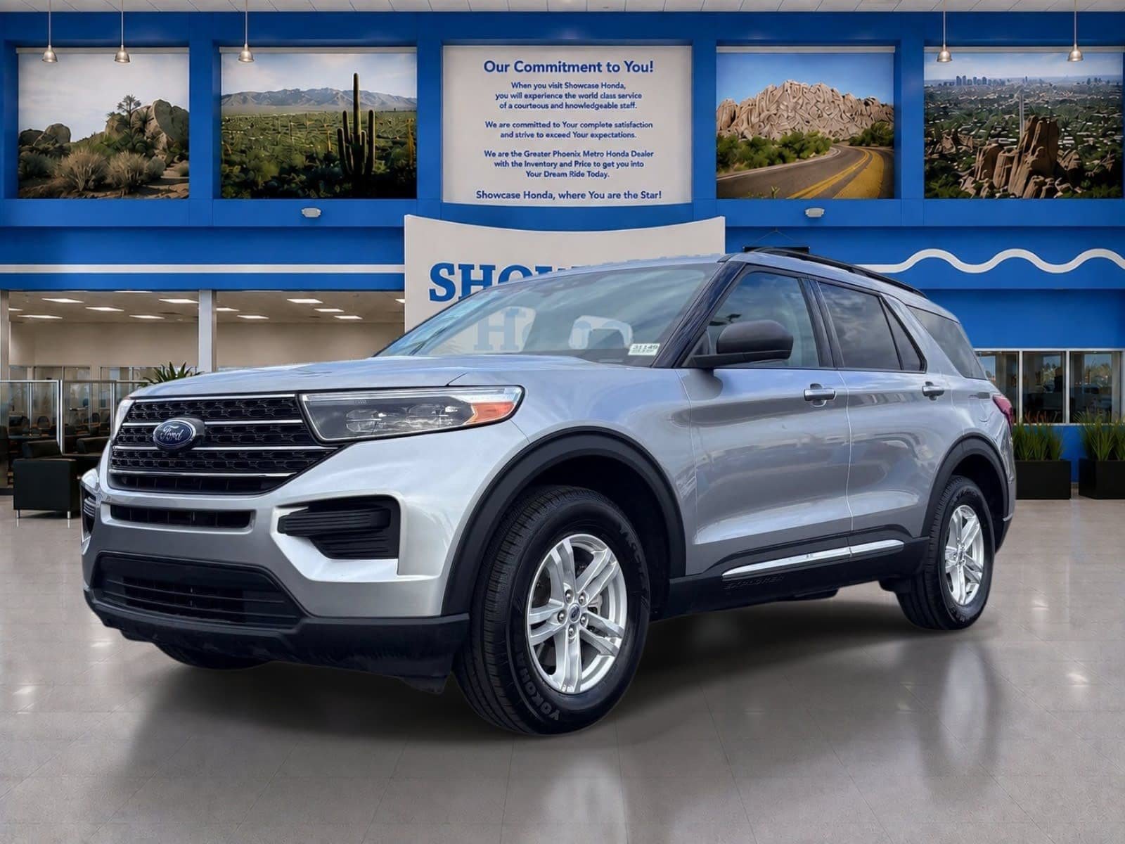 Used 2023 Ford Explorer XLT AWD/4WD image 2