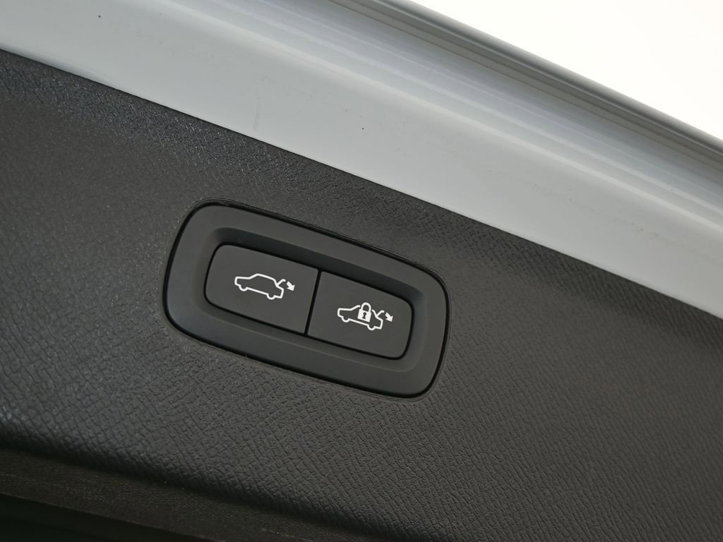 Used 2020 Volvo XC90 T5 Momentum w/ Protection Package Premier image 39