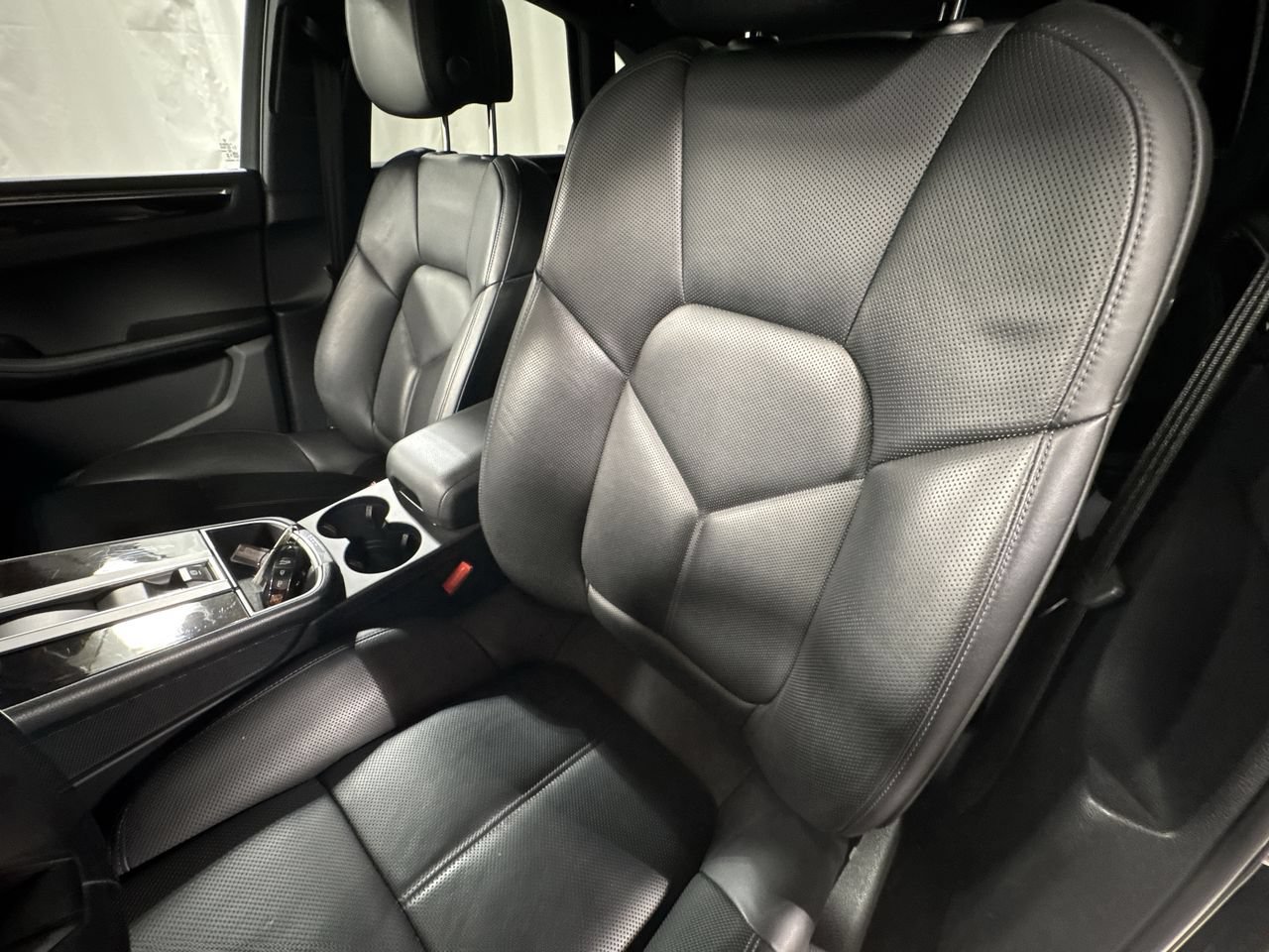 Used 2024 Porsche Macan AWD/4WD image 20
