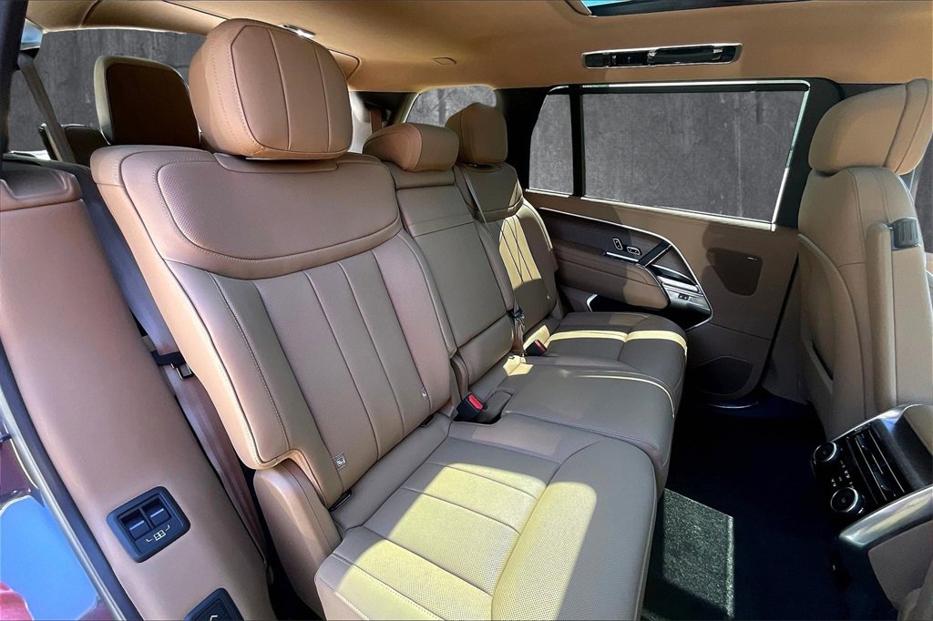 New 2025 Land Rover Range Rover Long Wheelbase SE image 9