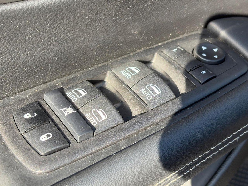 Used 2025 Chrysler Pacifica Select FWD image 21