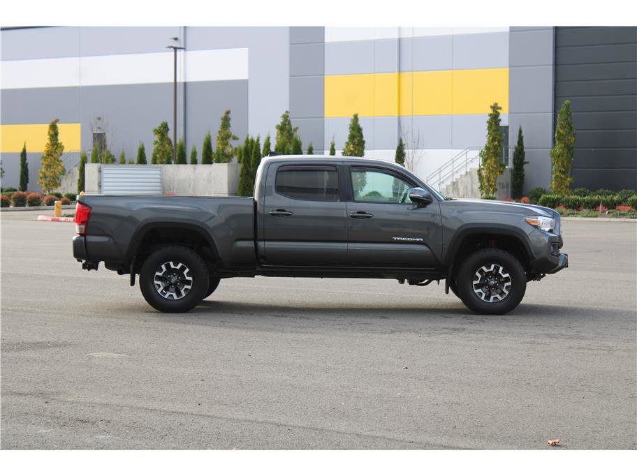 Used 2017 Toyota Tacoma TRD Off-Road w/ Premium & Technology Package image 4