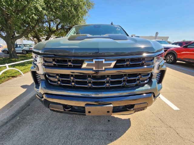 Used 2025 Chevrolet Silverado 1500 LT Trail Boss w/ Convenience Package II AWD/4WD image 2