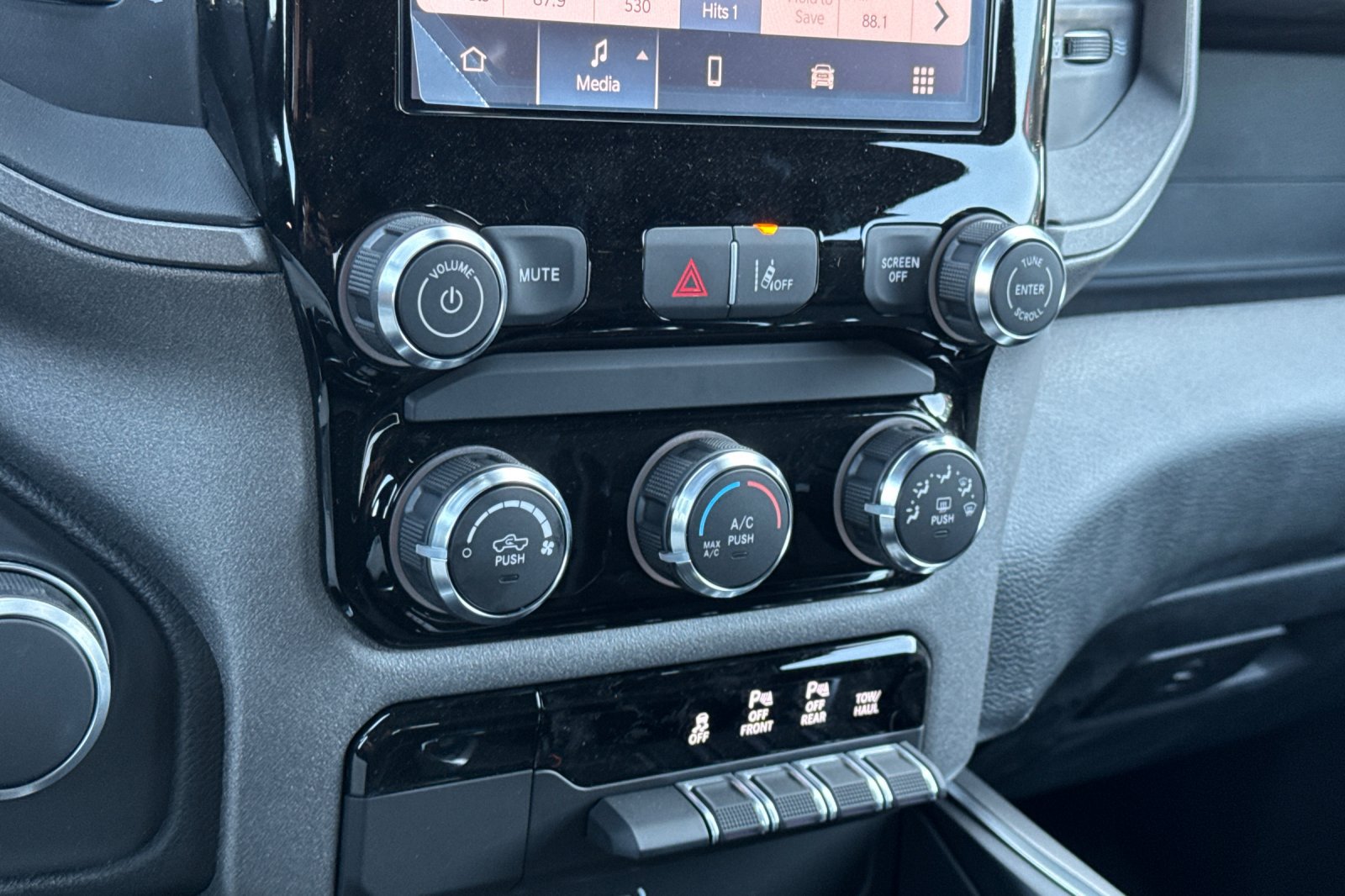 New 2027 RAM 1500 Express AWD/4WD image 18