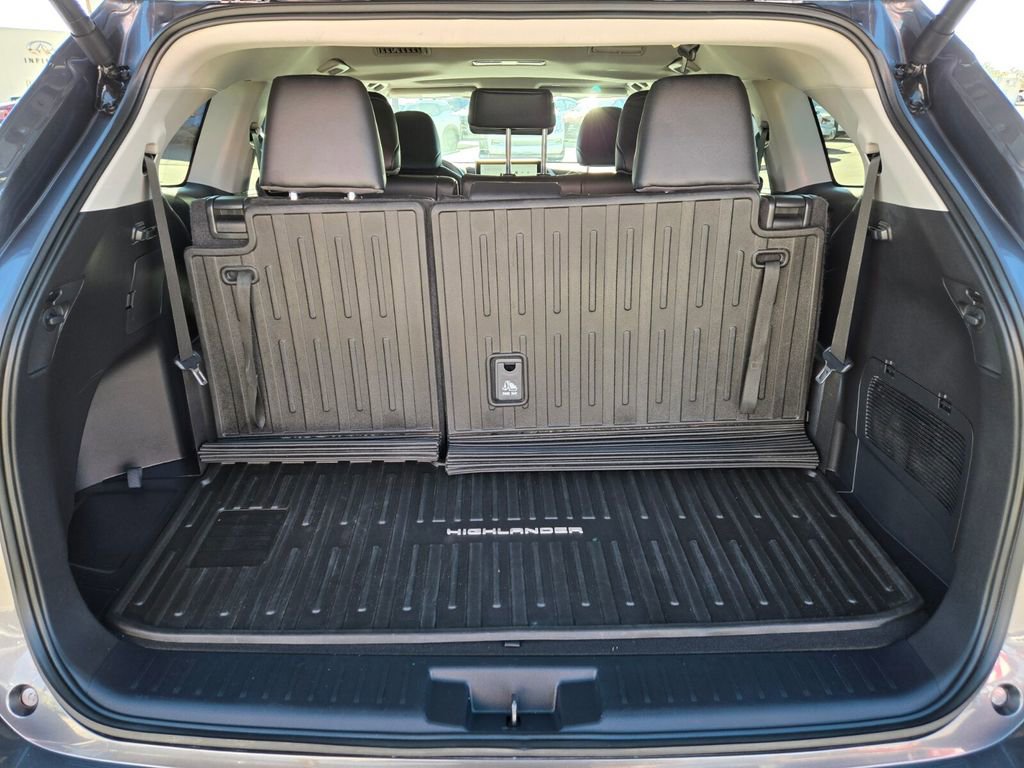 Used 2024 Toyota Highlander XLE image 19