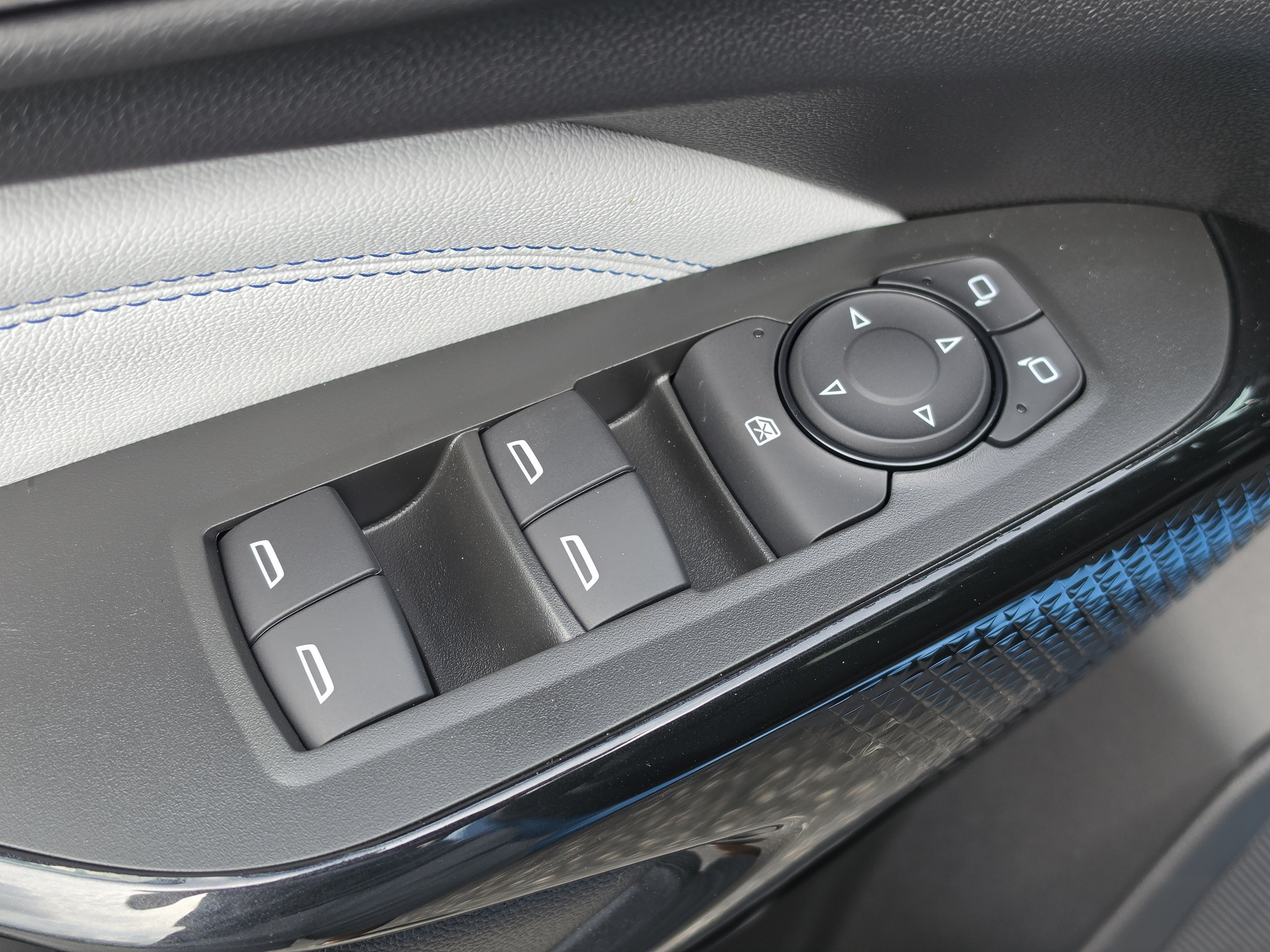 New 2026 Chevrolet Trax LT w/ Sunroof Package FWD image 23
