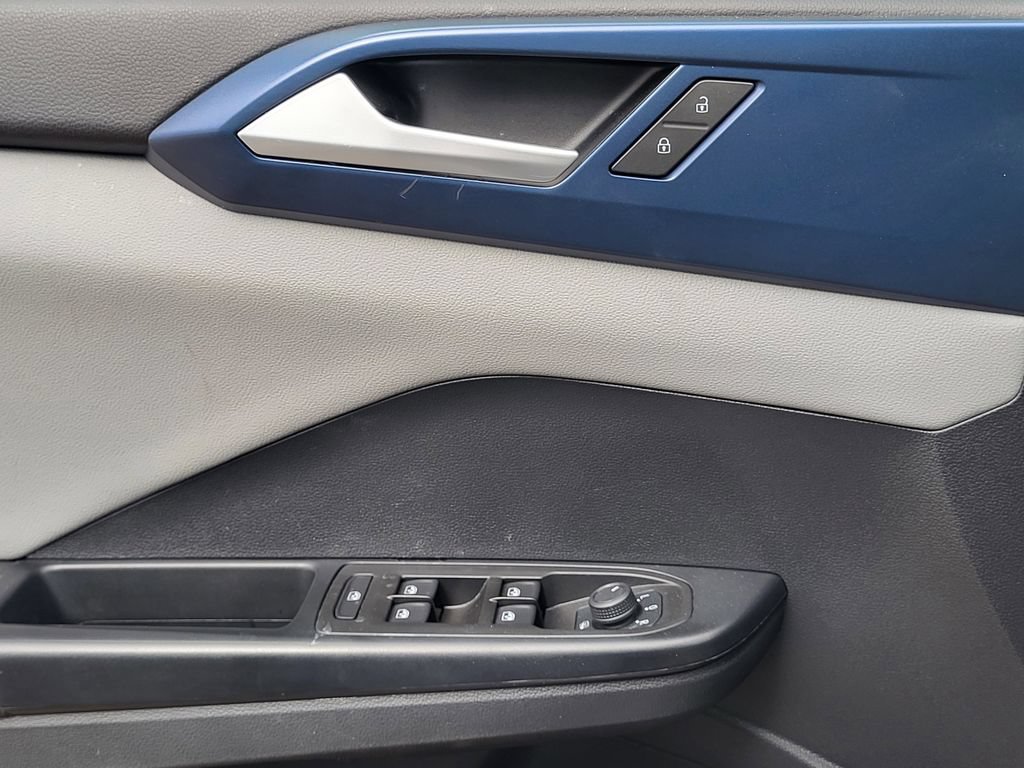 Used 2023 Volkswagen Taos SE w/ Panoramic Sunroof Package FWD image 16