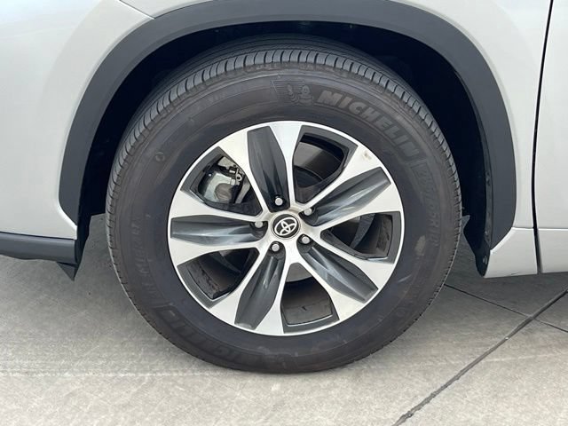 Used 2025 Toyota Highlander XLE FWD image 5