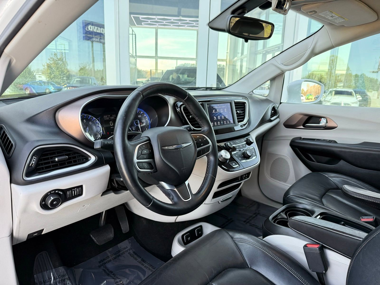 Used 2018 Chrysler Pacifica Touring-L image 15