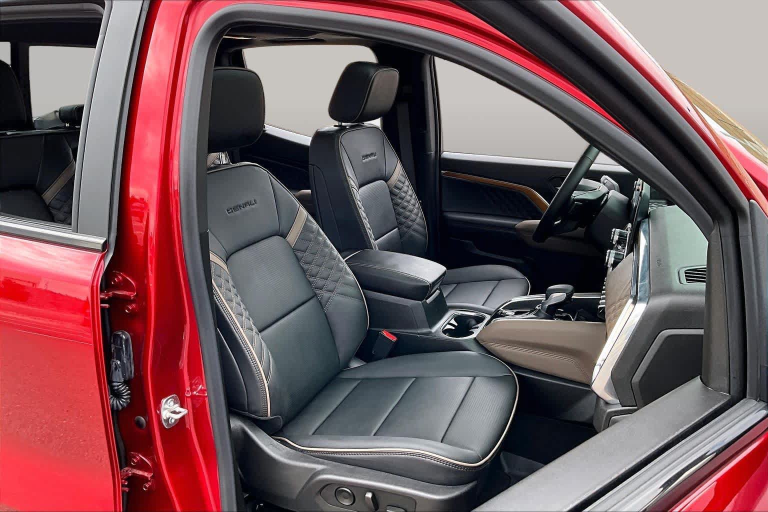 Used 2025 GMC Canyon Denali AWD/4WD image 9