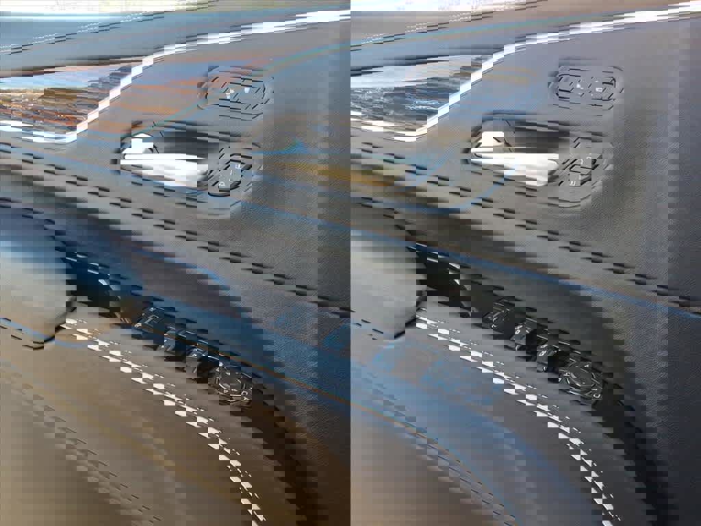 Used 2021 Cadillac Escalade Luxury image 16