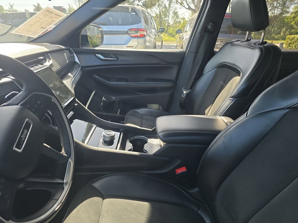 Used 2024 Jeep Grand Cherokee L Altitude image 17