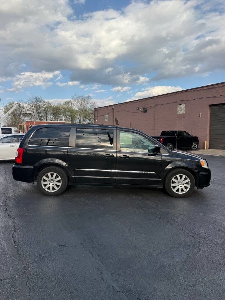 Used 2014 Chrysler Town & Country Touring FWD image 8