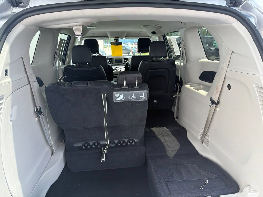 Used 2019 Chrysler Pacifica Touring-L FWD image 10