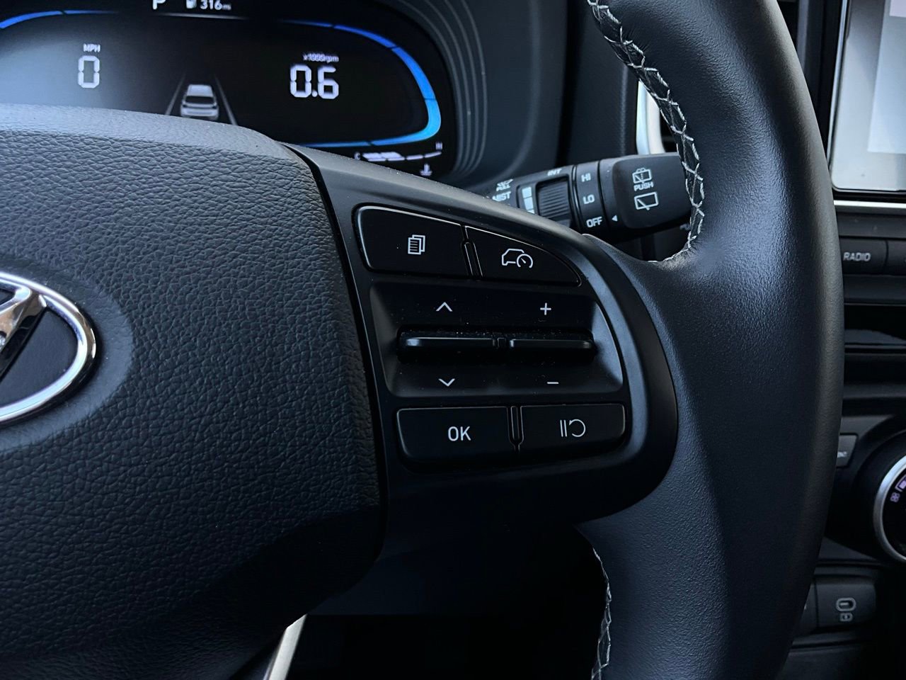 Used 2025 Hyundai Venue SEL image 35