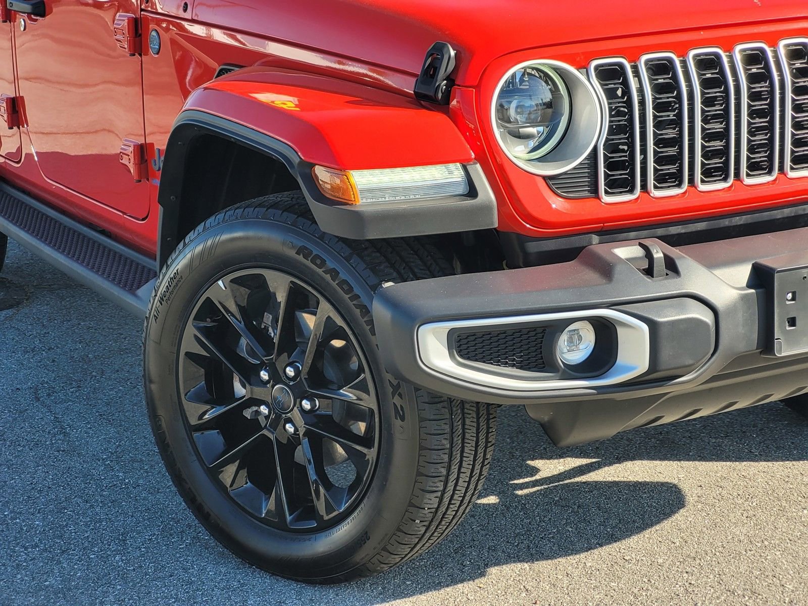 Used 2025 Jeep Wrangler Sahara 4xe image 9