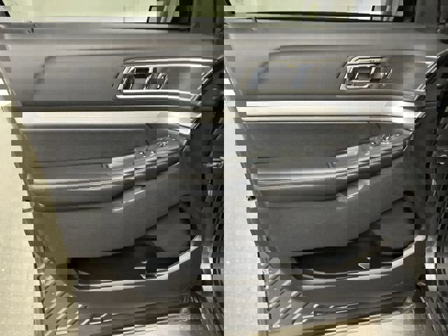 Used 2017 Ford Explorer XLT w/ Equipment Group 202A image 21