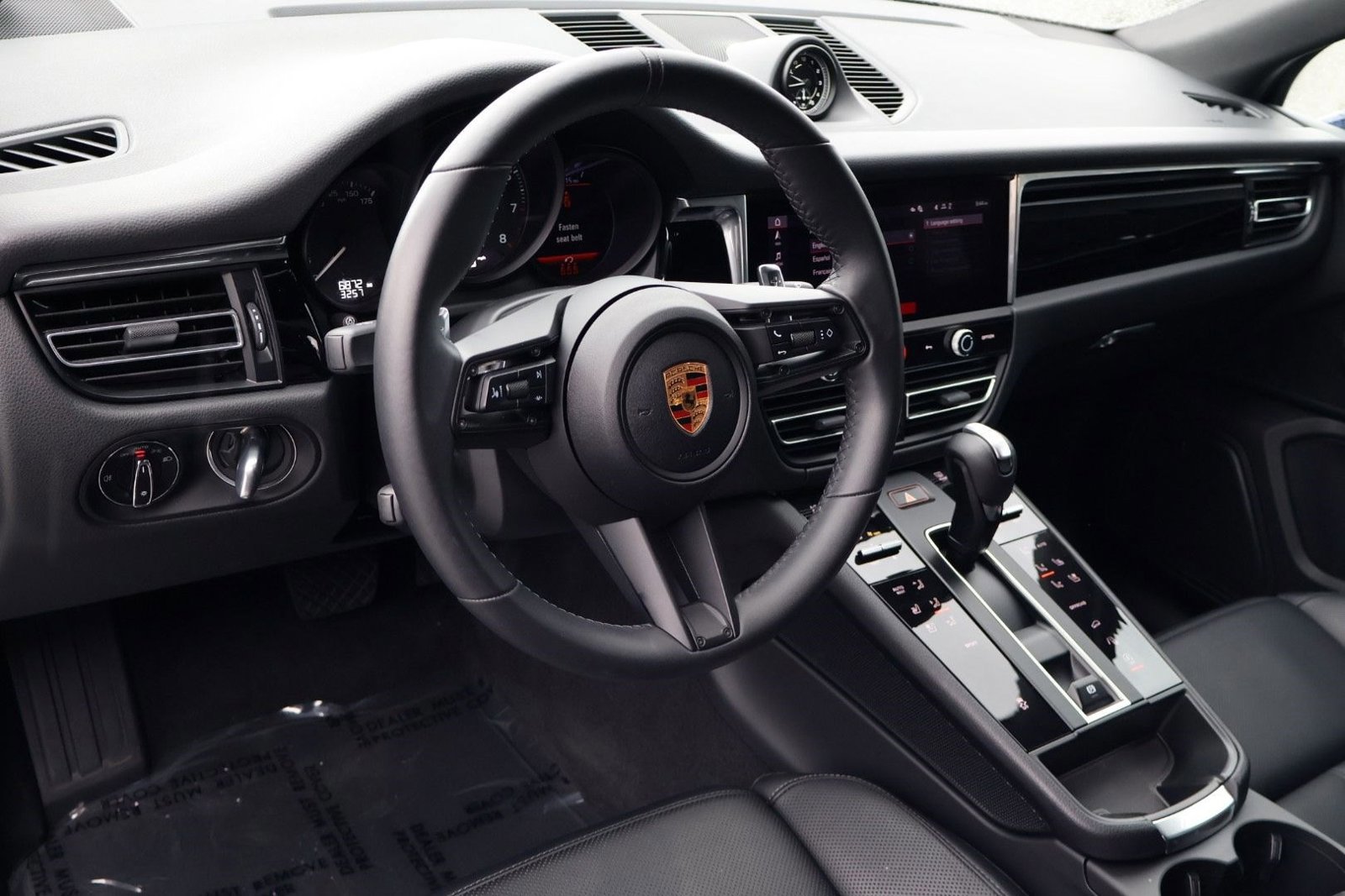 Certified 2025 Porsche Macan image 4