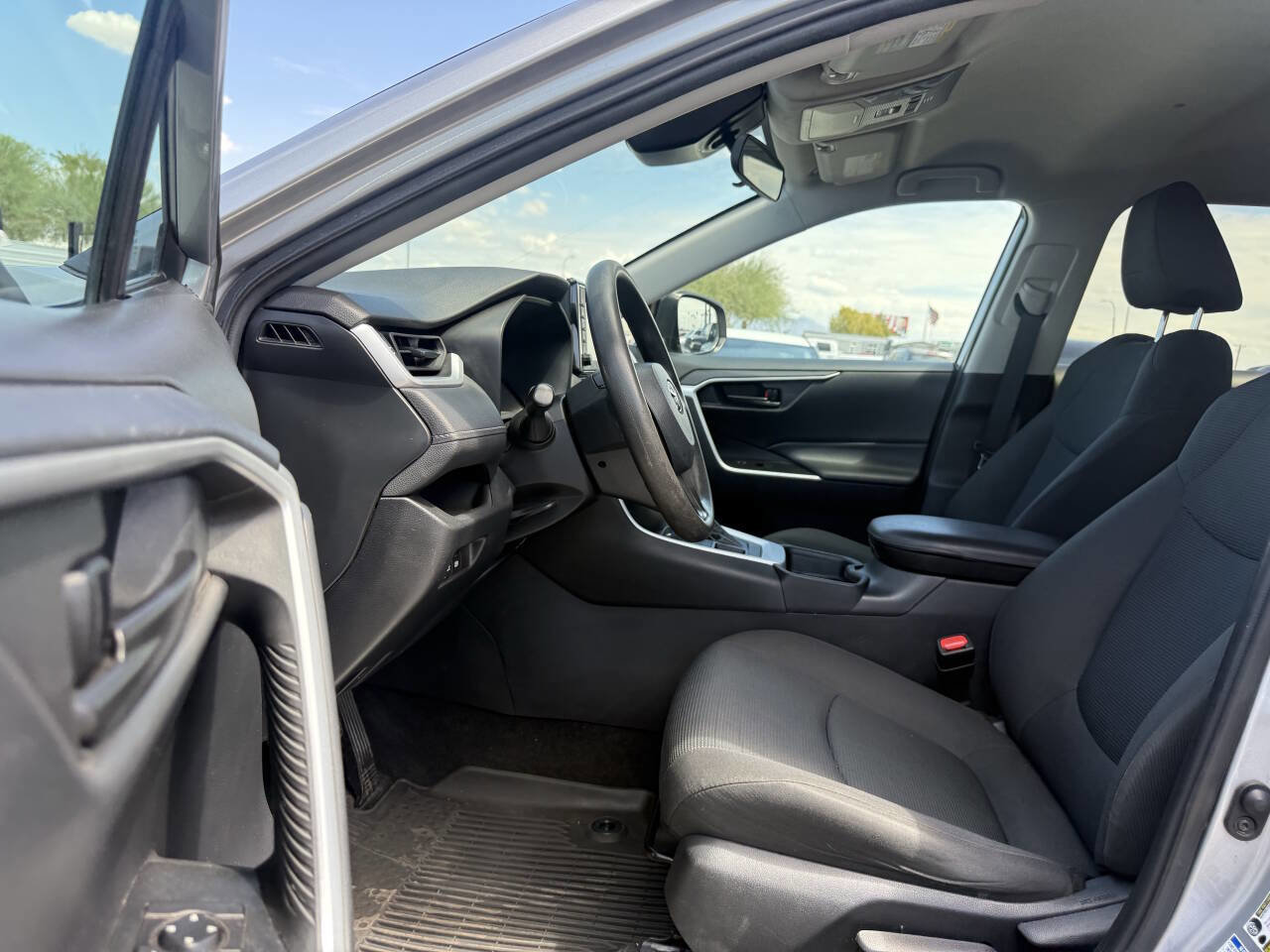 Used 2021 Toyota RAV4 LE image 19